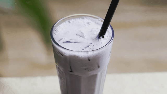 빨대가 꽂힌 보라색 타로 아이스 음료