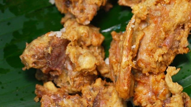 바나나 잎 위의 바삭한 치킨