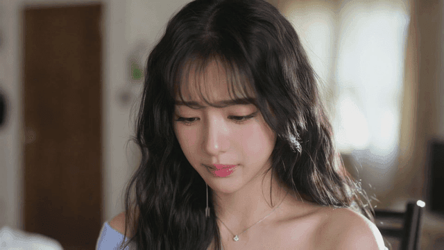 정면을 보고 눈물을 흘리는 젊은 여성