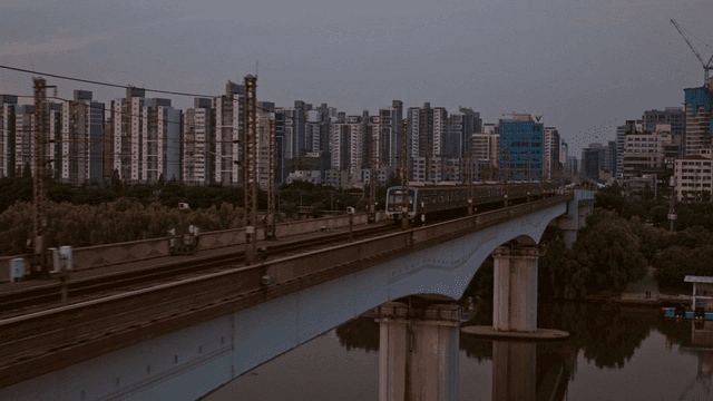 도시 풍경 속 다리를 건너는 기차