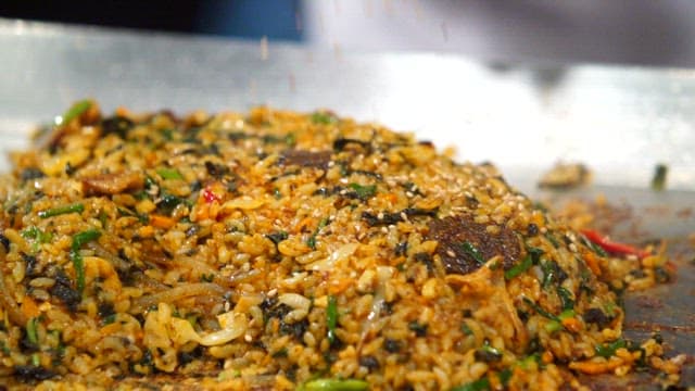 야채와 참깨가 들어간 한국식 철판볶음밥