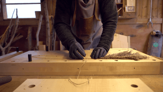 작업장에서 마른 식물을 다루는 장인