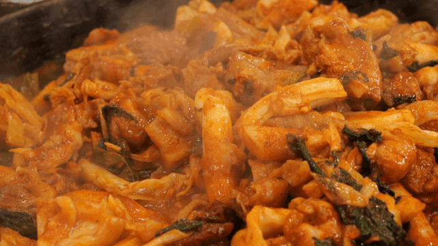 Spicy stir-fried chicken with vegetables