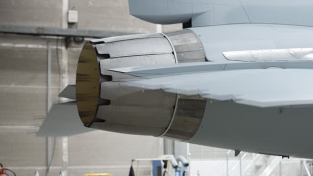 비행 중 감속을 위한 항공기의 스피드 브레이크를 점검하는 모습