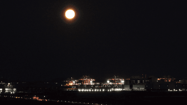 야경 속 항구 위로 뜬 보름달