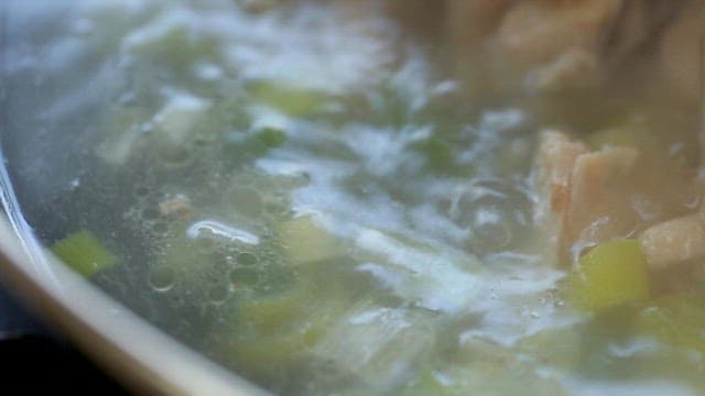 Boiling ginseng chicken soup with vegetables