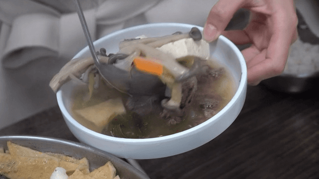 두부전골을 그릇에 담기