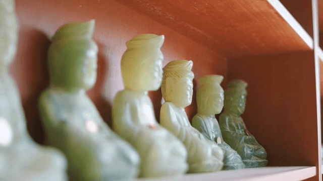 선반 위에 놓인 옥 불상들