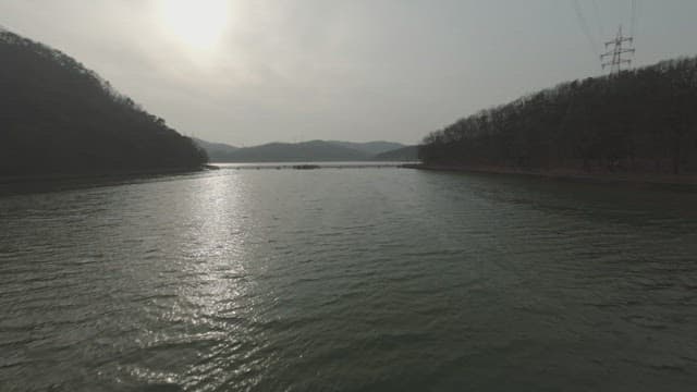 멀리 다리가 보이는 고요한 호수