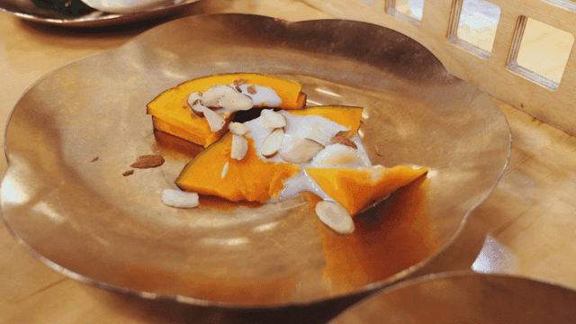 아몬드가 올려진 호박 슬라이스