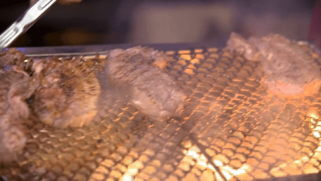 바비큐 그릴에서 삼겹살 굽기