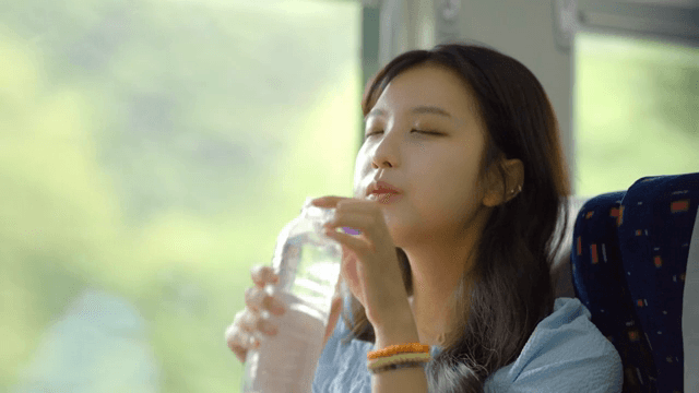기차에서 물을 마시는 여성