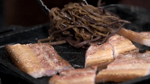 고사리와 함께 구워지는 삼겹살