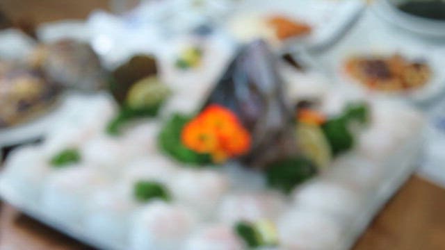 생선 대가리가 올라간 신선한 회 한 접시