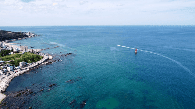 등대와 바다가 보이는 해안 풍경