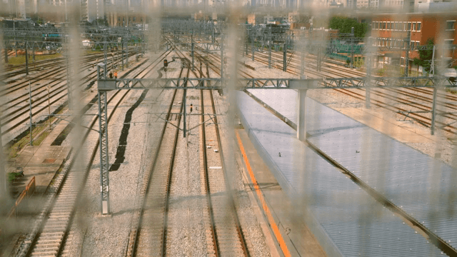 철도와 역 플랫폼