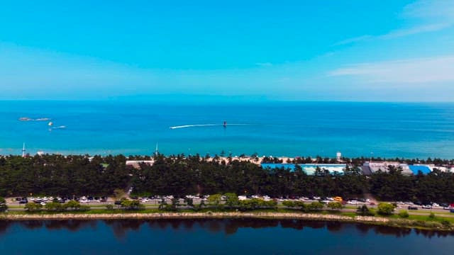 푸른 바다와 녹음 진 도로가 보이는 해안가