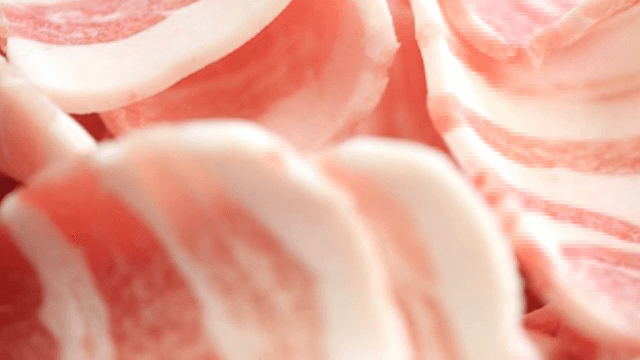 선홍빛깔의 돼지고기 슬라이스