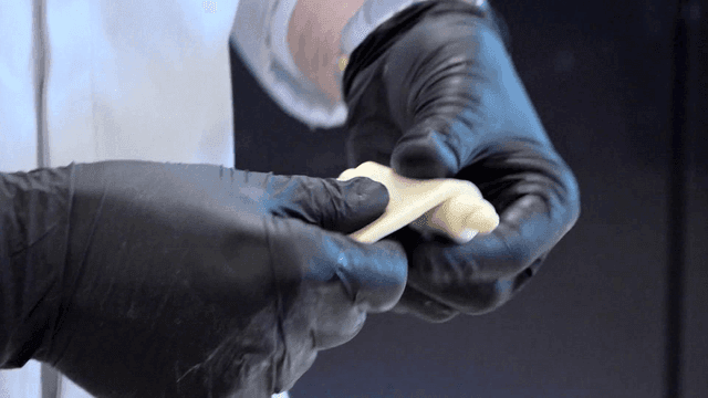 능숙하게 크루아상을 말아내는 제빵사