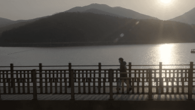 호숫가 길을 뛰는 사람