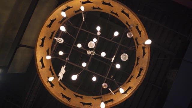 도시 공간의 복잡한 샹들리에 디자인