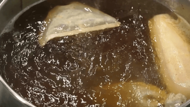 육수가 끓고 있는 냄비