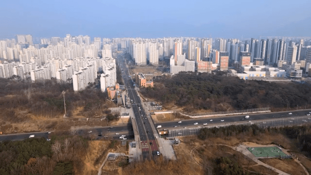 고층 건물이 있는 번화한 도시