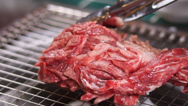 그릴 위에 올려지는 신선한 고기