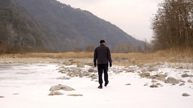 얼어붙은 강 위를 걷는 사람