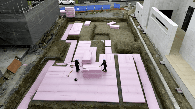 단열재를 깔고 있는 건설 작업자들