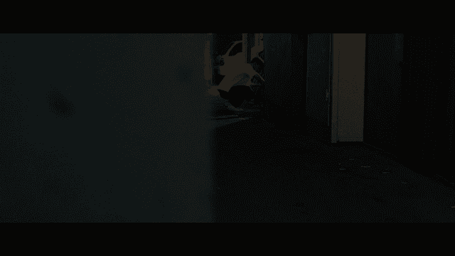 어두운 골목길에 쪼그려 앉아 있는 바쁜 학생