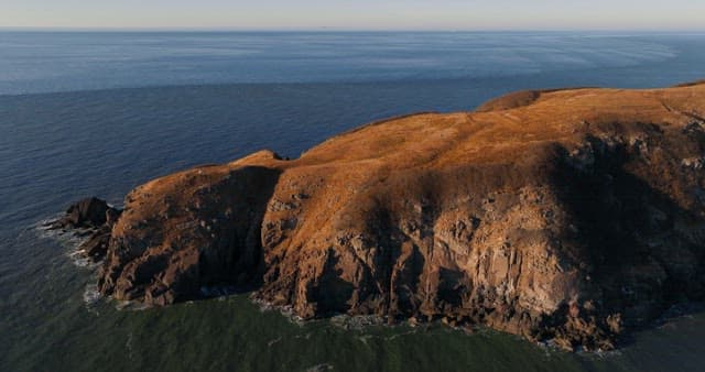 평화로운 해안 언덕과 바다 풍경