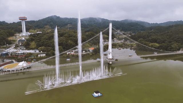 경치 좋은 강 위의 현수교