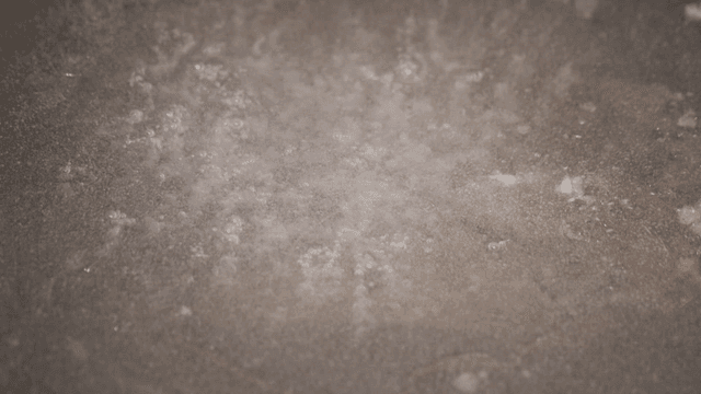 끈적한 액체에서 기포가 올라오는 모습