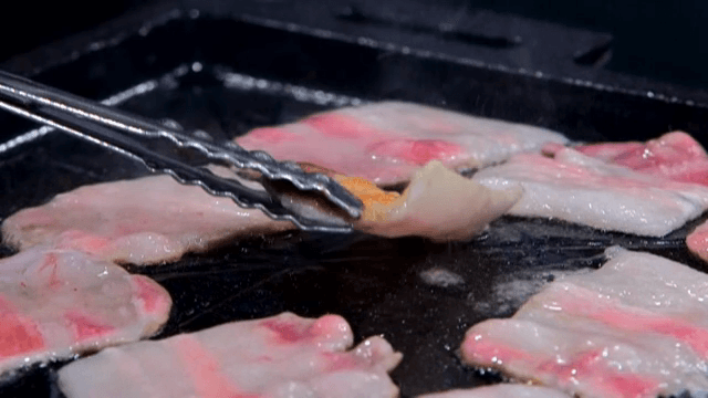 불판에서 지글거리는 삼겹살