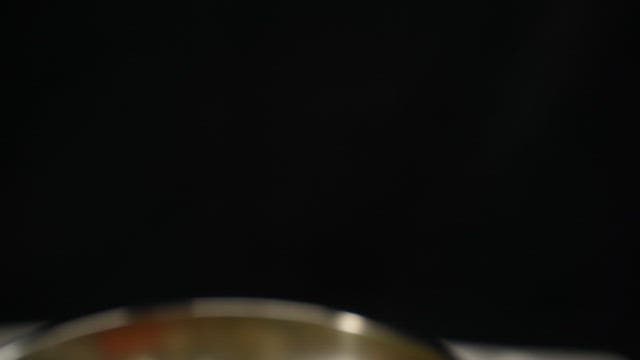 채소와 함께 국물에 담긴 칼국수