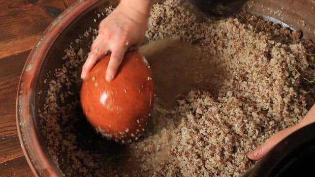 전통 한국 술을 만들기 위해 준비되는 멥쌀 누룩