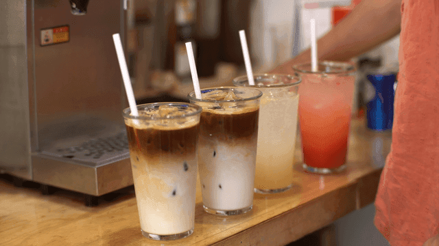 나무 카운터 위 다양한 아이스 음료
