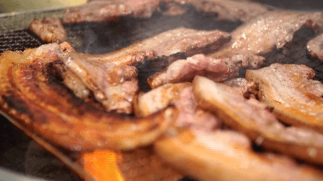 바비큐 그릴에서 삼겹살 굽기