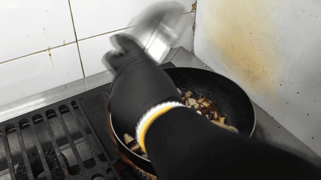 팬에 볶아진 짜장소스에 넣어지는 면