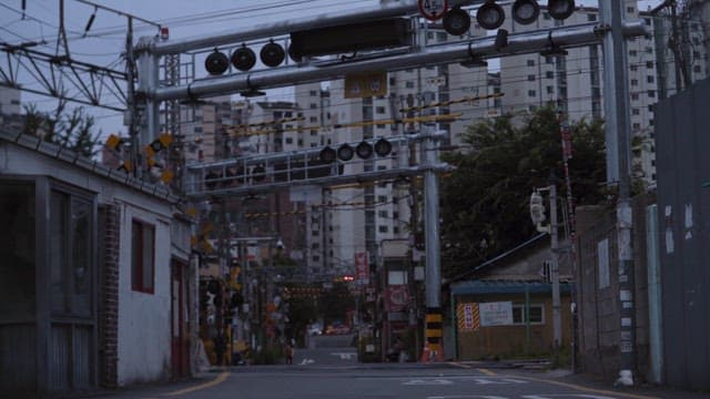 저녁의 한적한 도심 속 철도 건널목