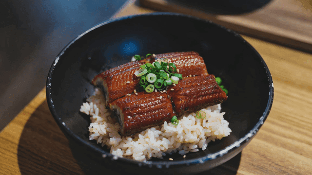 Unagi donburi with rice and green onions