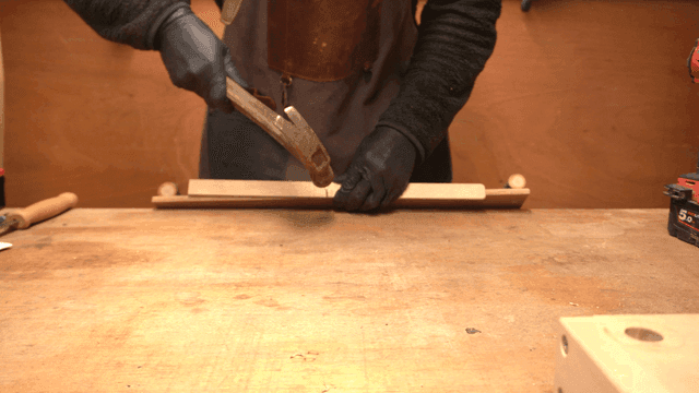 목재에 망치로 못을 박는 장인