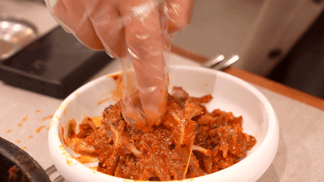 Crunchy braised pork ribs eaten with gloves