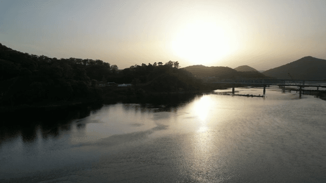 다리와 함께 해질녘의 고요한 강