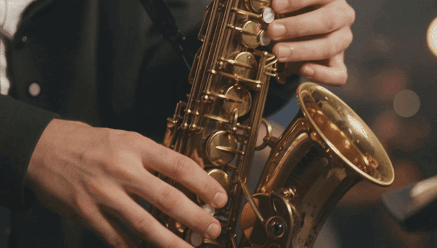 색소폰을 연주하는 음악가