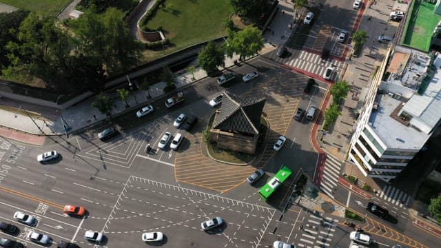 번화한 도시 교차로 한가운데 있는 한국 전통 건축물