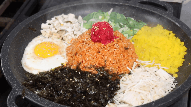 다양한 재료가 들어간 한국식 볶음밥