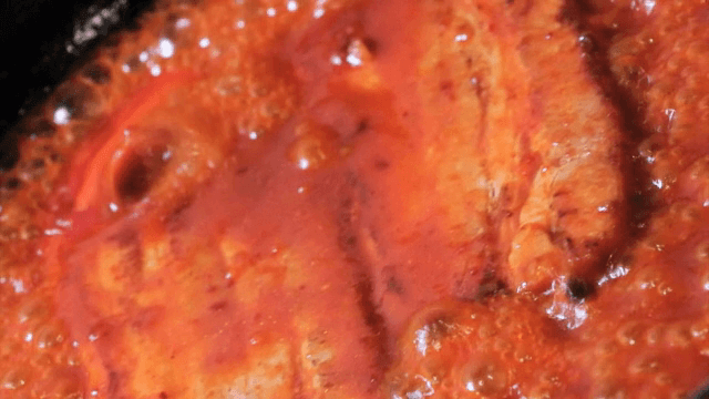 고추장 소스를 넣어 요리하는 돼지고기