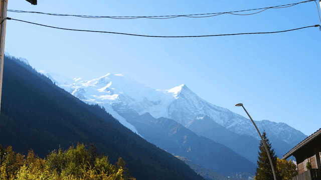 눈 덮인 산과 마을의 경치